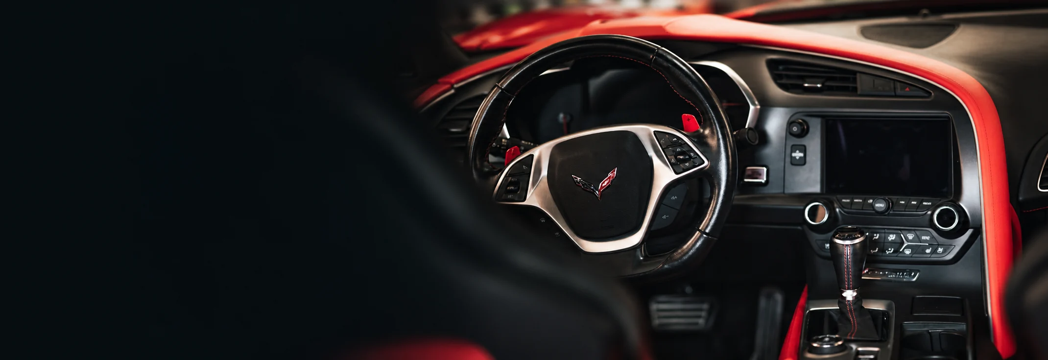 Detail čistého červeného a černého interiéru vozu Corvette